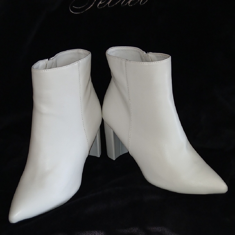 NWOT Dream Pairs Chic White Ankle Boots
